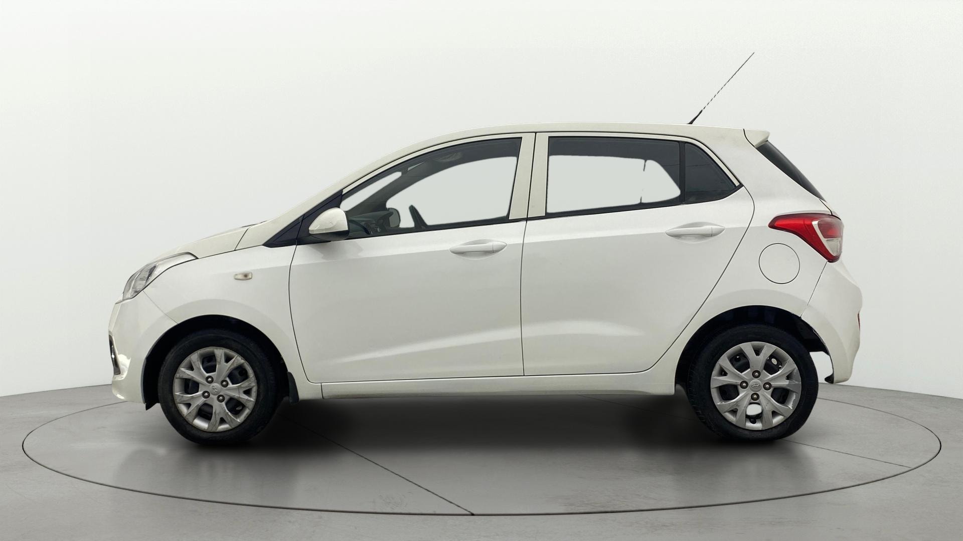 View 2016 Hyundai Grand i10 1.2 Magna Petrol AT Image 5 Used 2016 Hyundai Grand i10 1.2 Magna Petrol AT Image 5