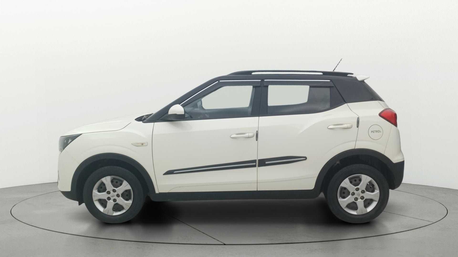 View 2021 Mahindra XUV300 W4 Petrol BS IV Image 5 Used 2021 Mahindra XUV300 W4 Petrol BS IV Image 5
