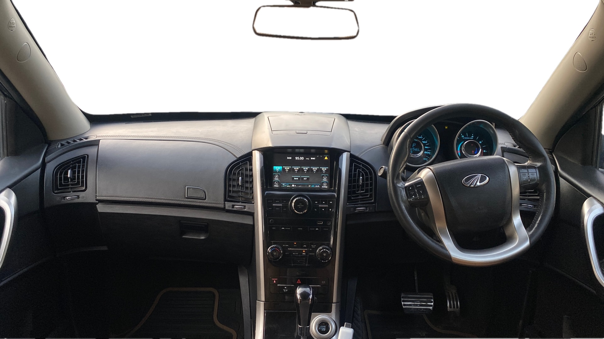 View 2018 Mahindra XUV500 W11 AT Image 32 Used 2018 Mahindra XUV500 W11 AT Image 32