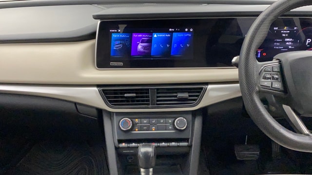 View Mahindra XUV700 Image 32 Used Mahindra XUV700 Image 32