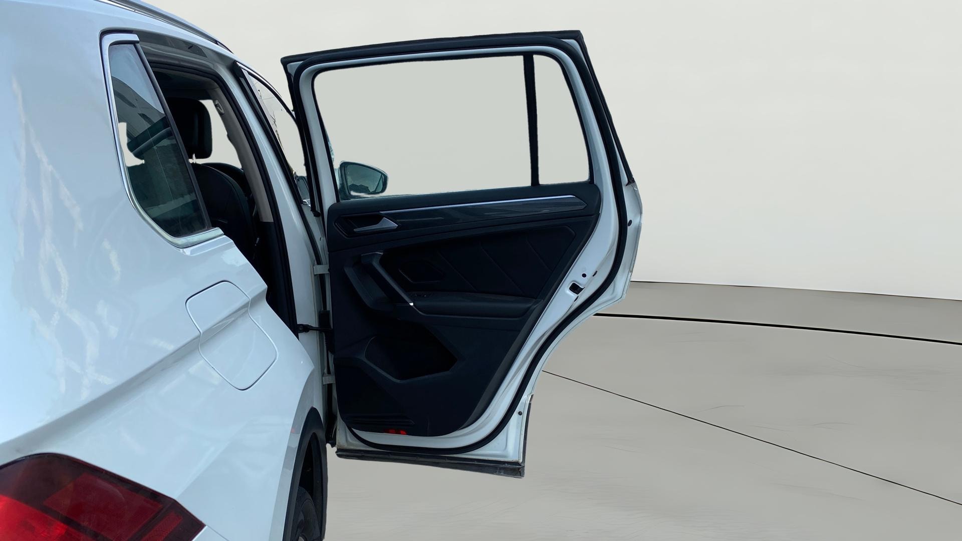View 2018 Volkswagen Tiguan DSG 4MOTION Comfortline Image 6 Used 2018 Volkswagen Tiguan DSG 4MOTION Comfortline Image 6