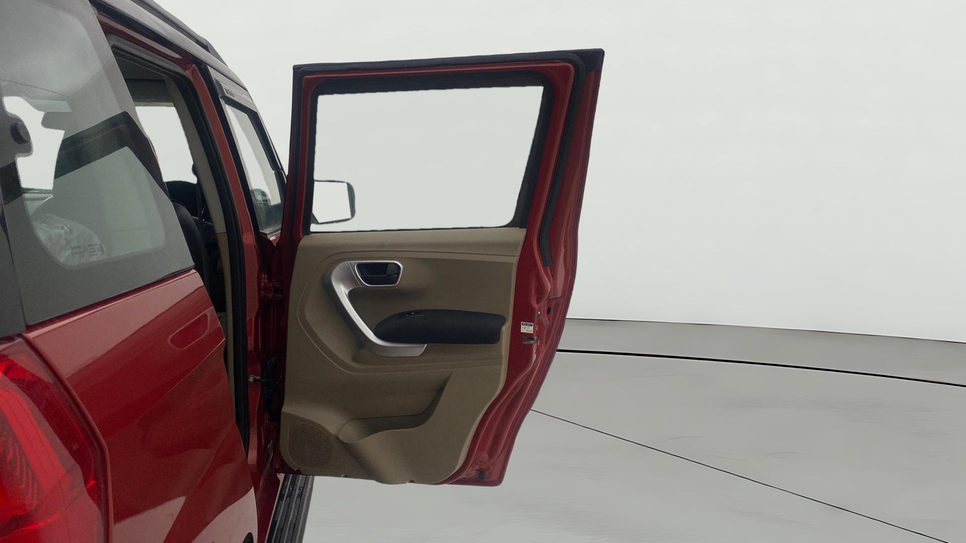 View 2018 Mahindra TUV300 T10 100HP Image 7 Used 2018 Mahindra TUV300 T10 100HP Image 7