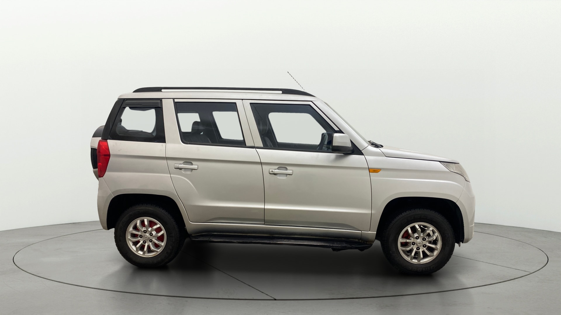 View 2018 Mahindra TUV300 T8 Image 8 Used 2018 Mahindra TUV300 T8 Image 8