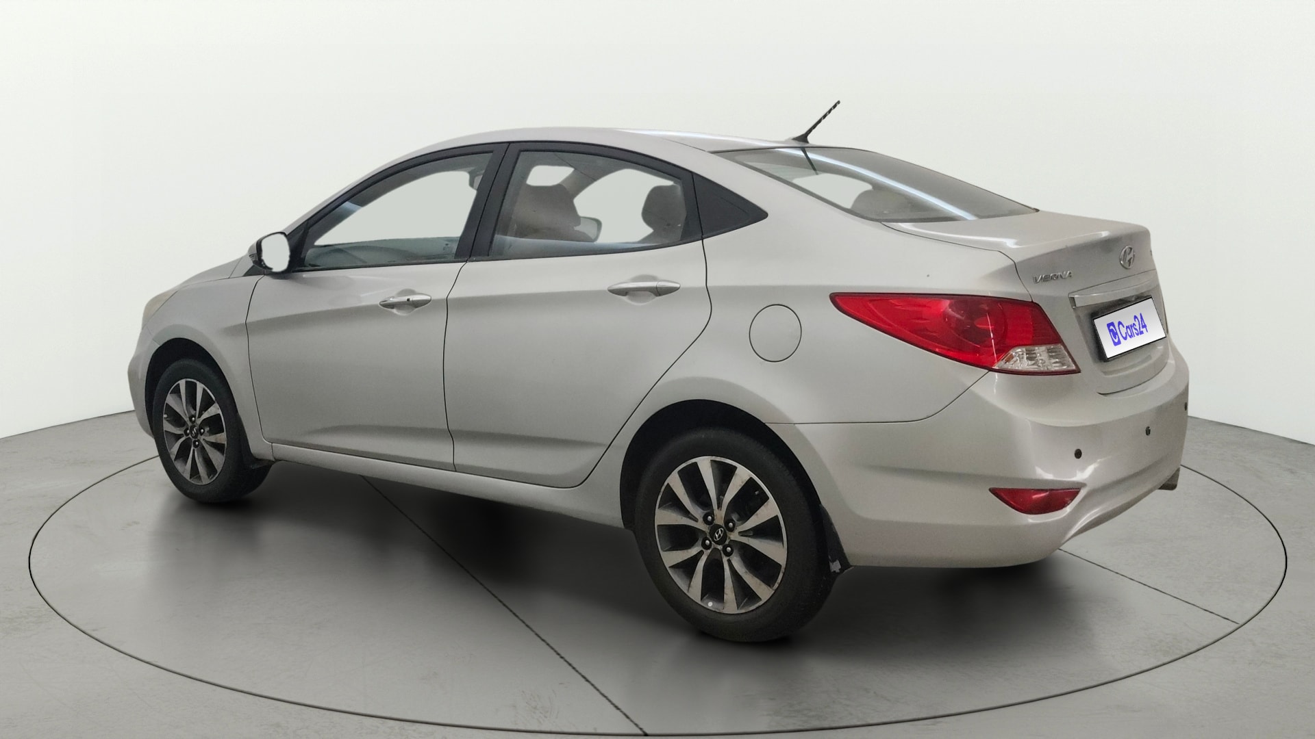 View 2013 Hyundai Fluidic Verna 1.6 VTVT SX AT Image 2 Used 2013 Hyundai Fluidic Verna 1.6 VTVT SX AT Image 2