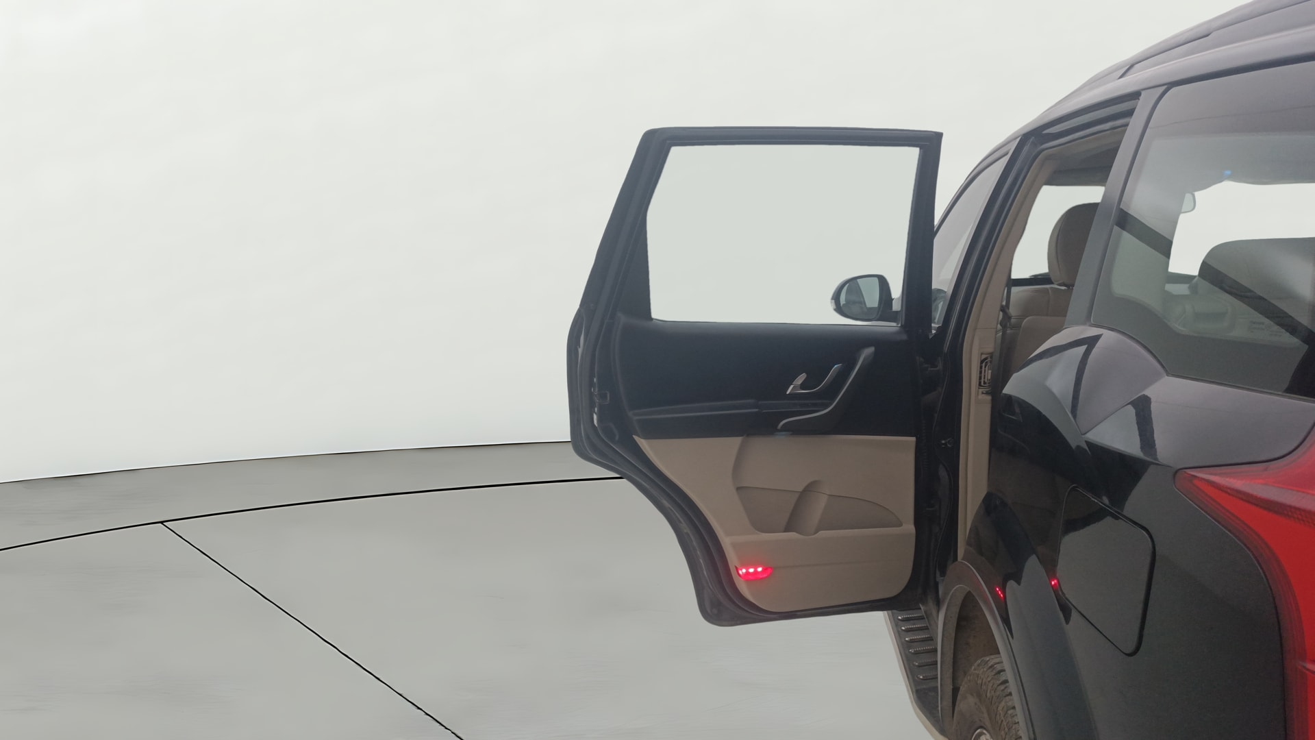 View 2016 Mahindra XUV500 W10 FWD Image 16 Used 2016 Mahindra XUV500 W10 FWD Image 16