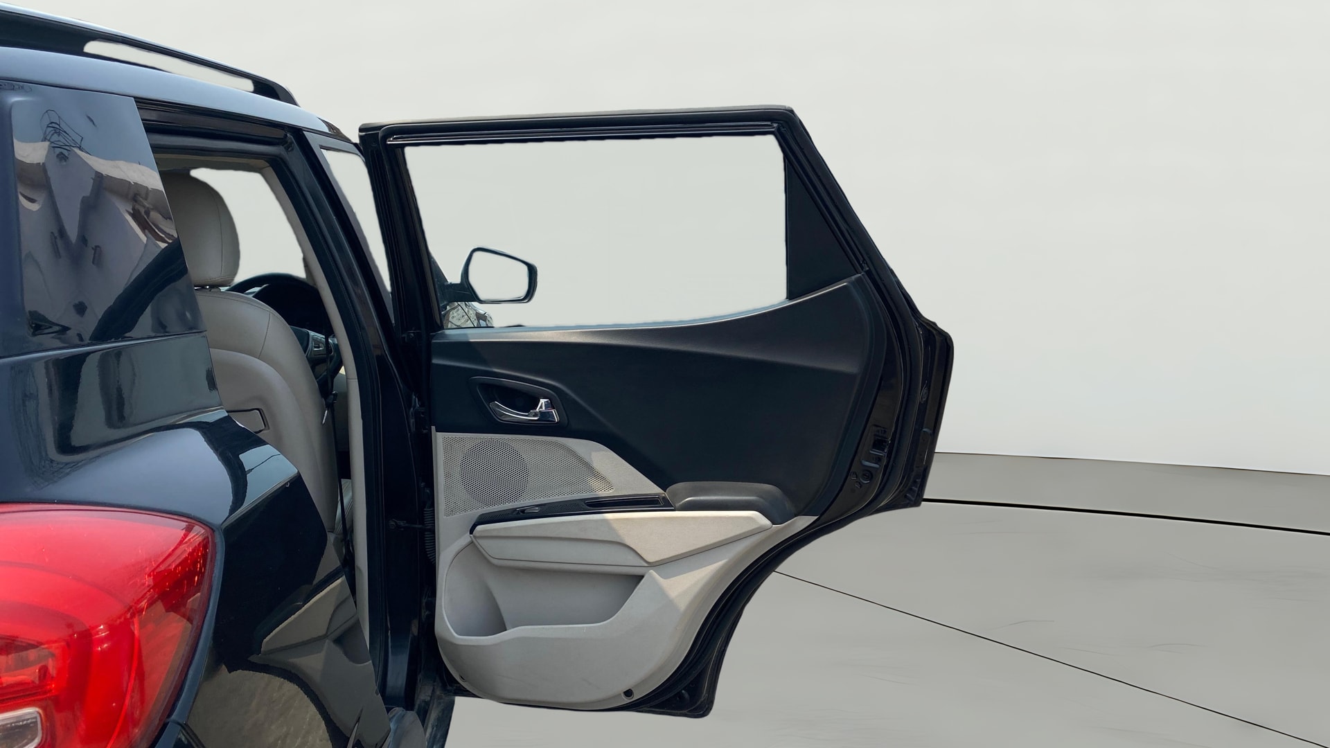 View 2019 Mahindra XUV300 W4 Petrol BS IV Image 8 Used 2019 Mahindra XUV300 W4 Petrol BS IV Image 8
