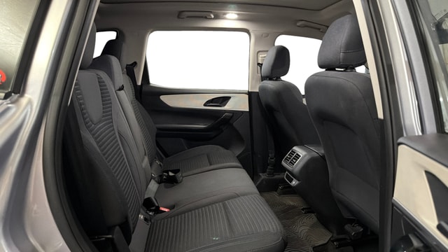View Mahindra XUV700 Image 36 Used Mahindra XUV700 Image 36