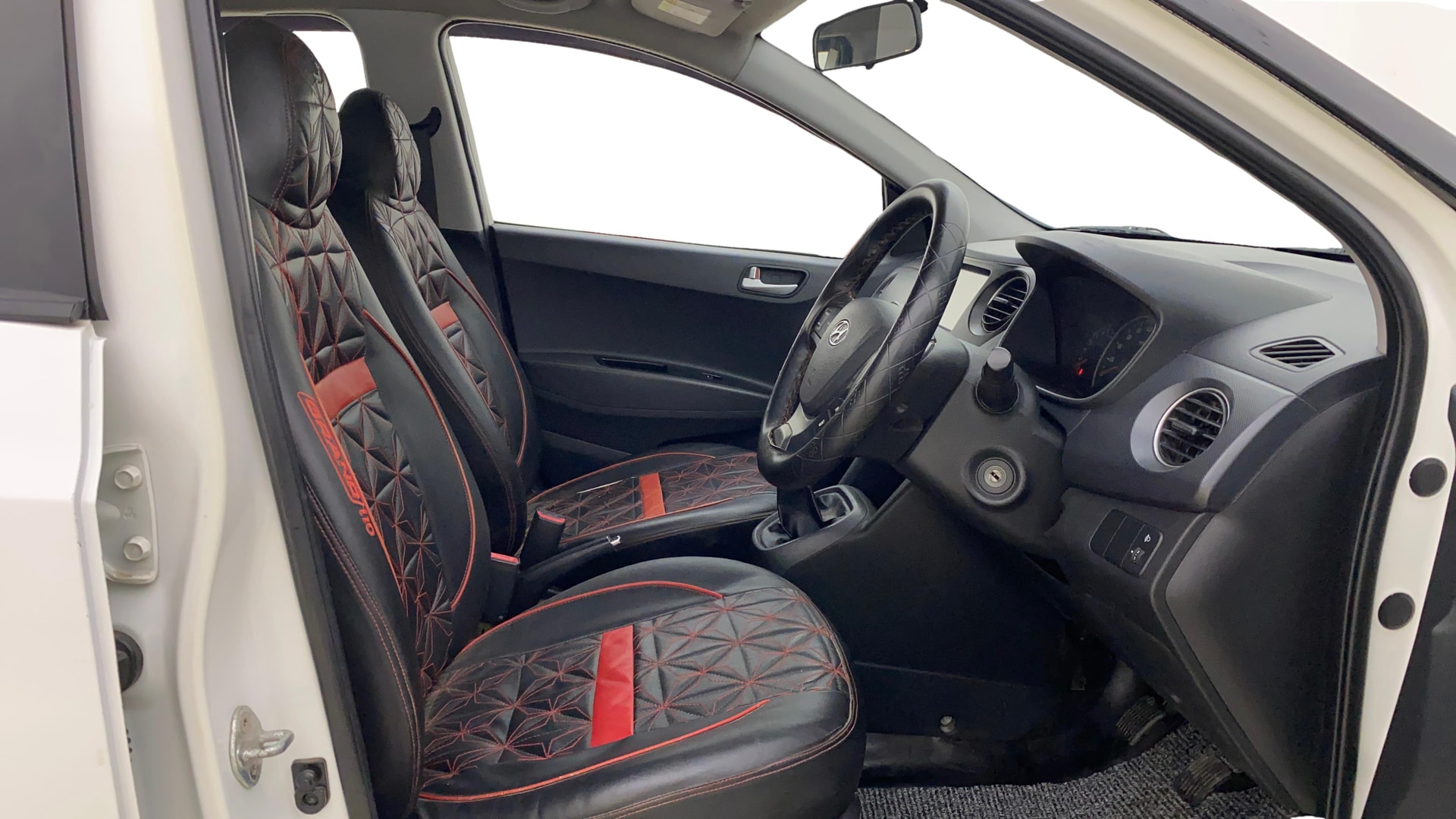 View 2018 Hyundai Grand i10 Sportz 1.2 Kappa VTVT Dual Tone Image 17 Used 2018 Hyundai Grand i10 Sportz 1.2 Kappa VTVT Dual Tone Image 17