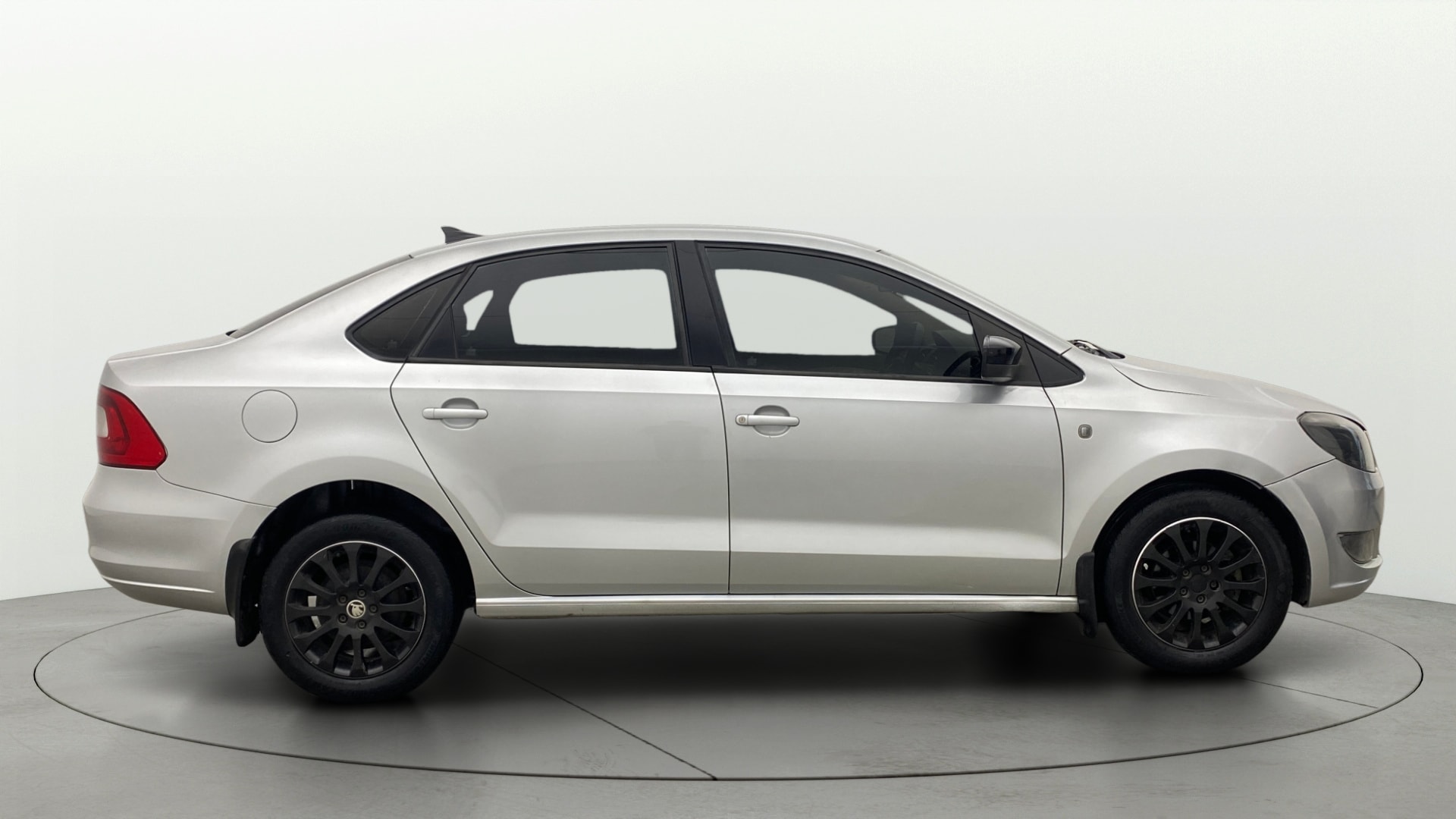 View 2015 Skoda Rapid 1.5 TDI CR Elegance AT Image 8 Used 2015 Skoda Rapid 1.5 TDI CR Elegance AT Image 8