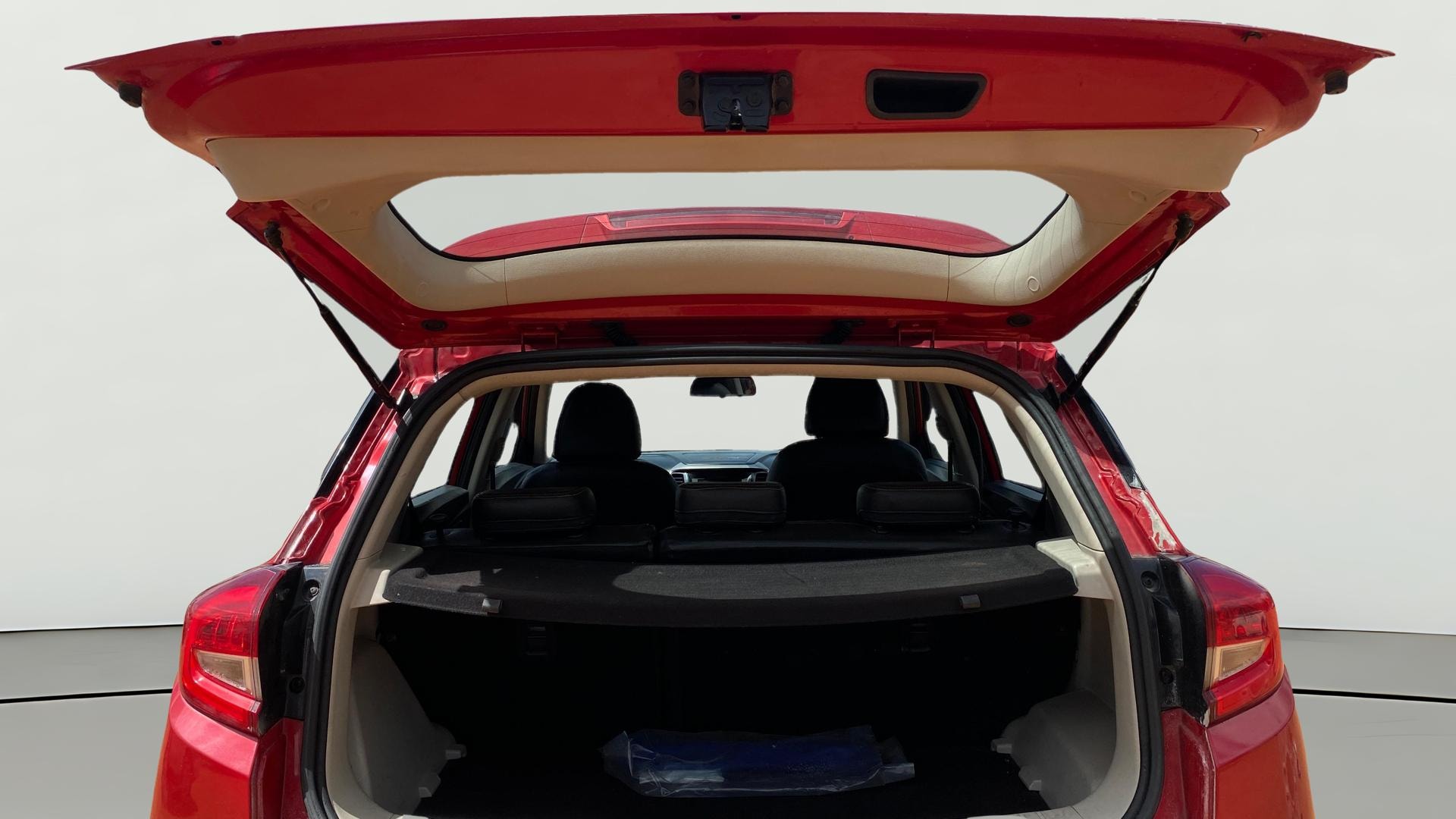 View 2019 Mahindra XUV300 W4 Petrol BS IV Image 17 Used 2019 Mahindra XUV300 W4 Petrol BS IV Image 17