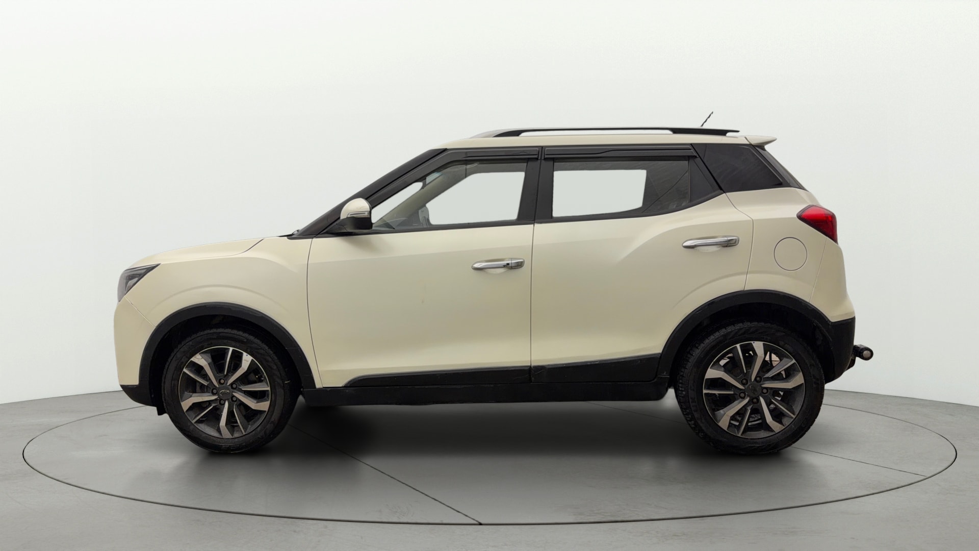 View 2019 Mahindra XUV300 W4 Petrol BS IV Image 6 Used 2019 Mahindra XUV300 W4 Petrol BS IV Image 6