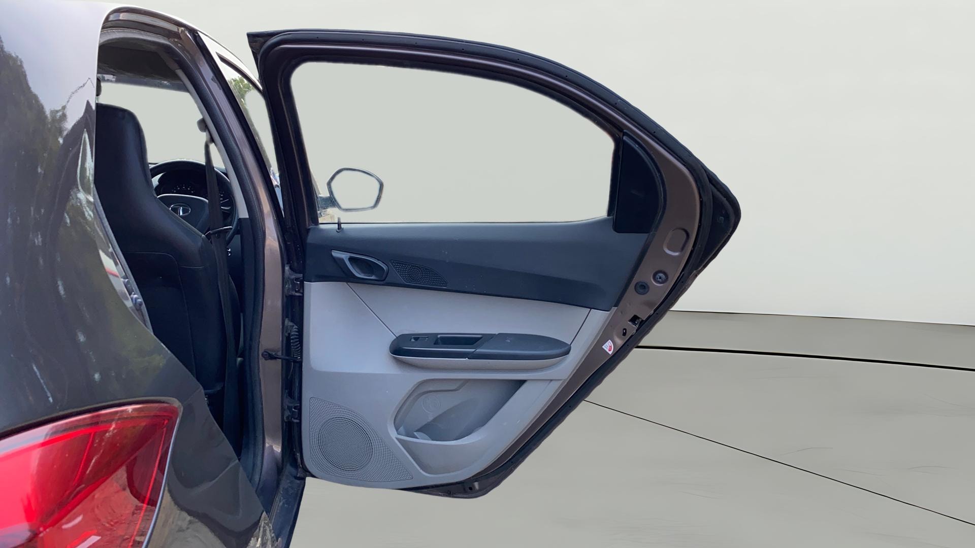 View 2018 Tata Tiago Revotorq XB Image 7 Used 2018 Tata Tiago Revotorq XB Image 7