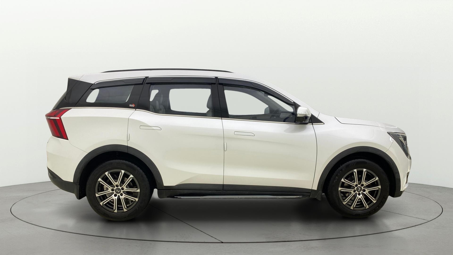 View 2023 Mahindra XUV700 MX Petrol 5 STR Image 29 Used 2023 Mahindra XUV700 MX Petrol 5 STR Image 29