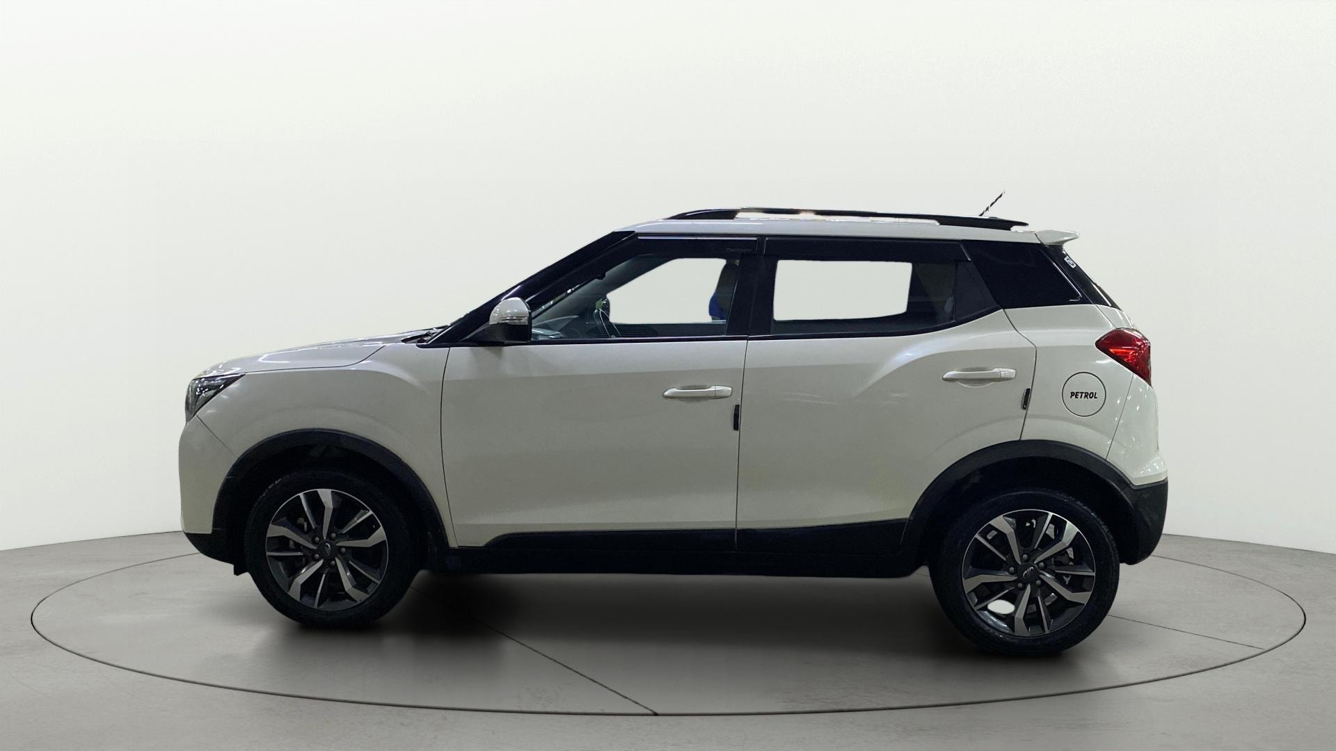 View 2021 Mahindra XUV300 W4 Petrol BS IV Image 6 Used 2021 Mahindra XUV300 W4 Petrol BS IV Image 6