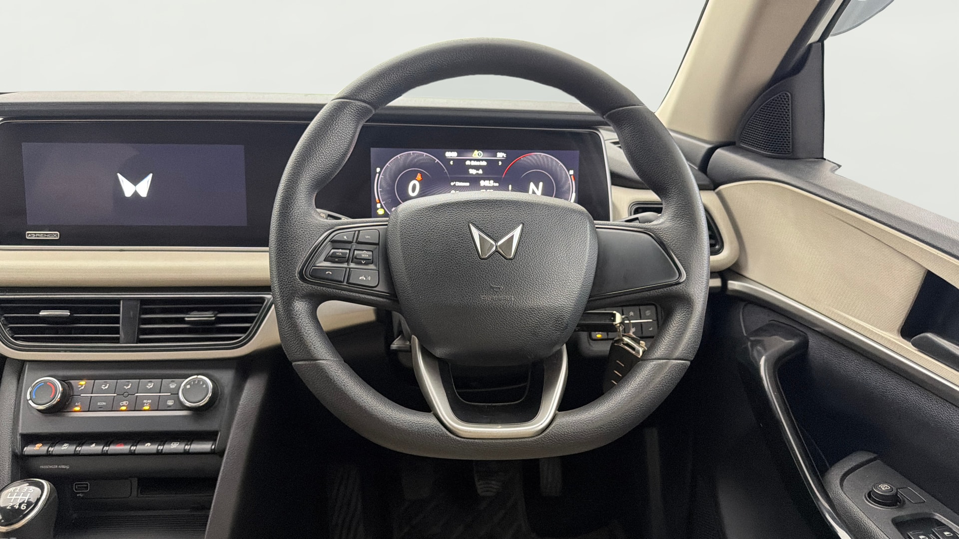 View 2022 Mahindra XUV700 MX Petrol 5 STR Image 21 Used 2022 Mahindra XUV700 MX Petrol 5 STR Image 21