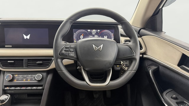 View Mahindra XUV700 Image 21 Used Mahindra XUV700 Image 21