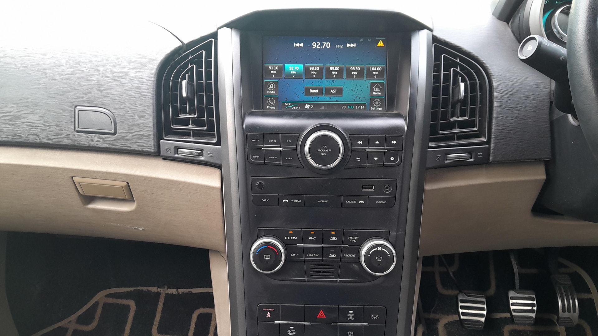 View 2015 Mahindra XUV500 W10 FWD Image 34 Used 2015 Mahindra XUV500 W10 FWD Image 34