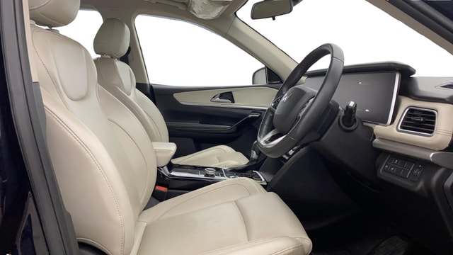 View Mahindra XUV700 Image 19 Used Mahindra XUV700 Image 19