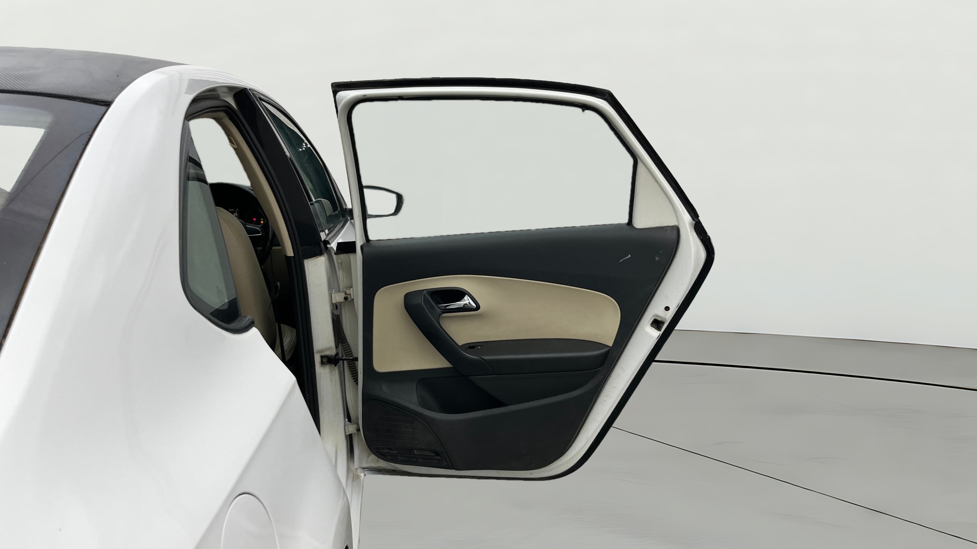View 2017 Skoda Rapid 1.6 MPI Style Plus AT Image 7 Used 2017 Skoda Rapid 1.6 MPI Style Plus AT Image 7