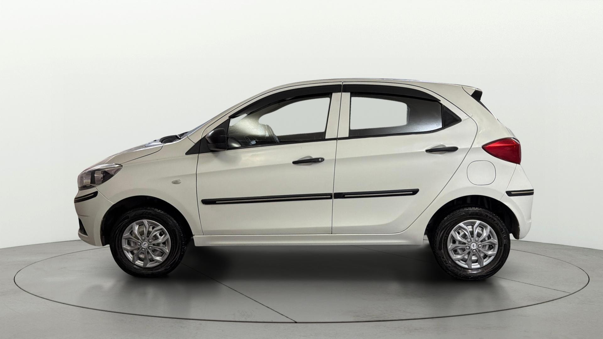 View 2018 Tata Tiago Revotorq XB Image 5 Used 2018 Tata Tiago Revotorq XB Image 5