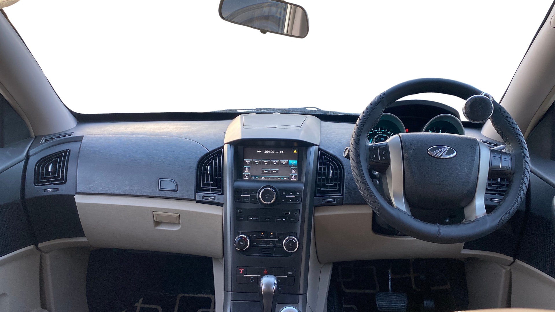 View 2018 Mahindra XUV500 G AT Image 17 Used 2018 Mahindra XUV500 G AT Image 17