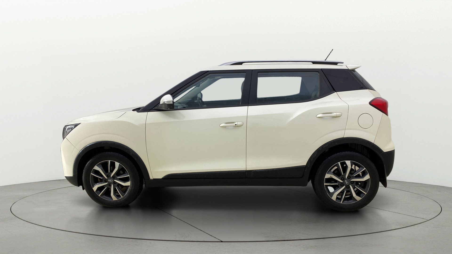 View 2019 Mahindra XUV300 W4 Petrol BS IV Image 27 Used 2019 Mahindra XUV300 W4 Petrol BS IV Image 27
