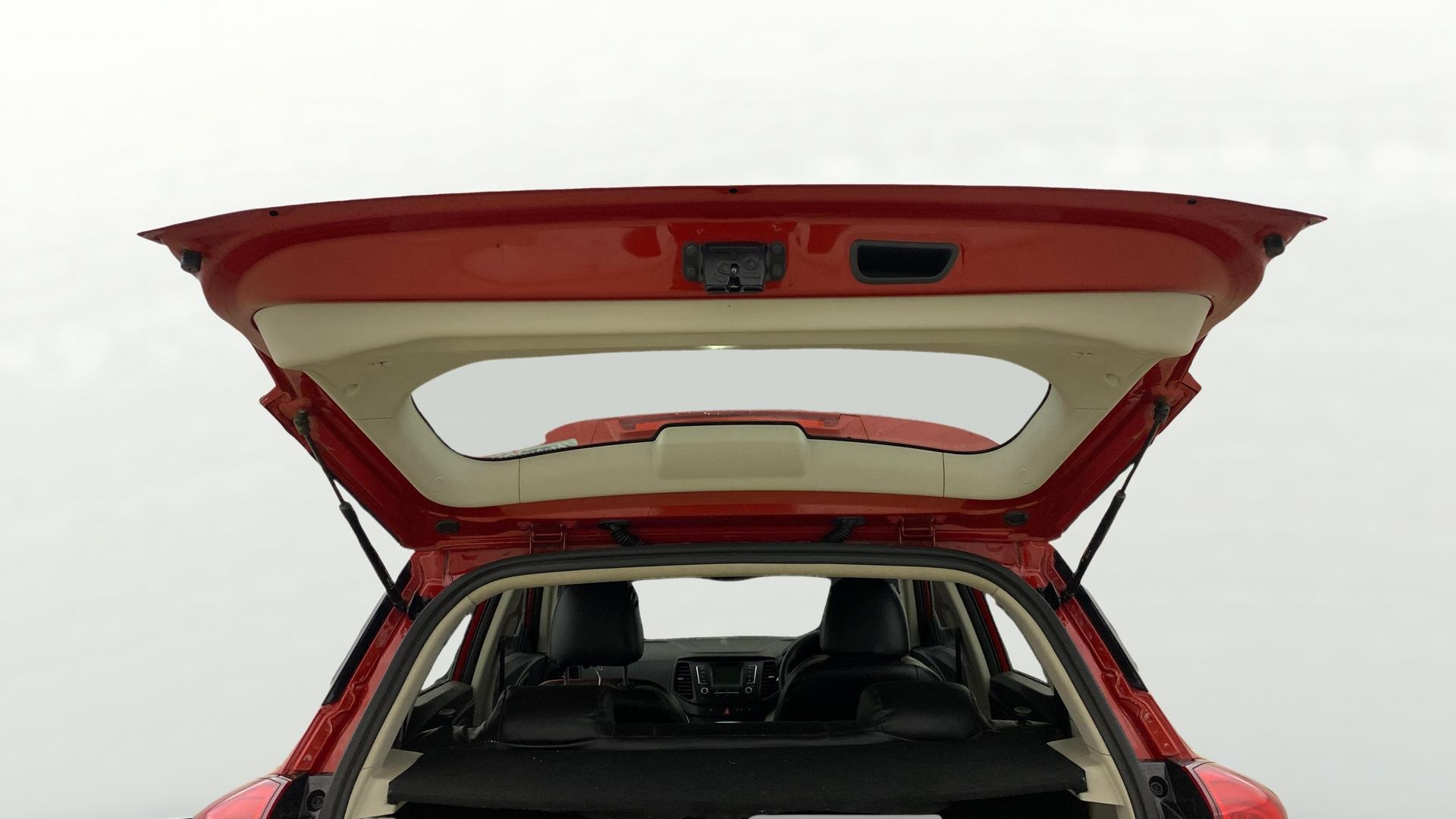View 2022 Mahindra XUV300 W4 Petrol BS IV Image 16 Used 2022 Mahindra XUV300 W4 Petrol BS IV Image 16