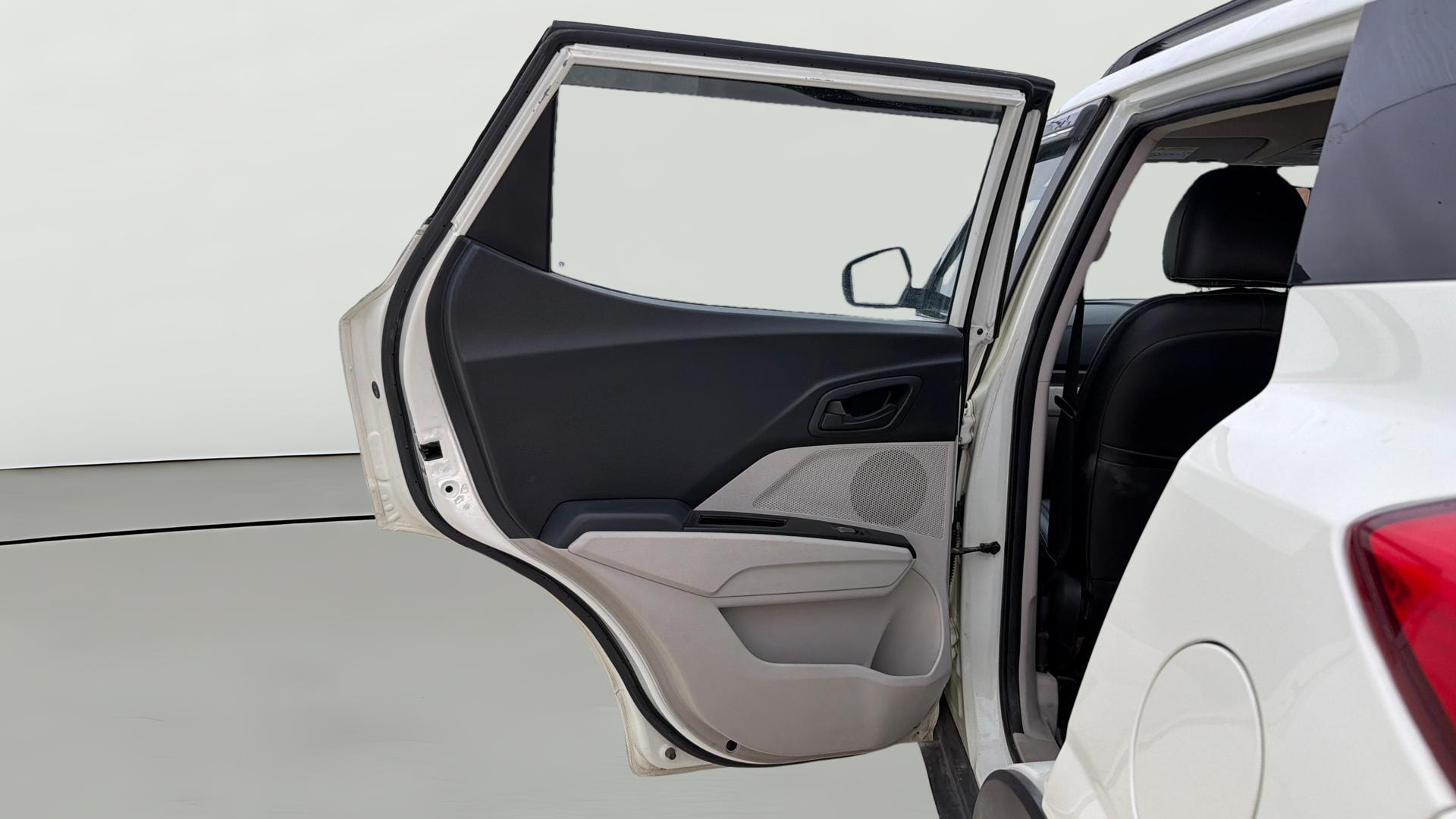 View 2021 Mahindra XUV300 W4 Petrol BS IV Image 14 Used 2021 Mahindra XUV300 W4 Petrol BS IV Image 14