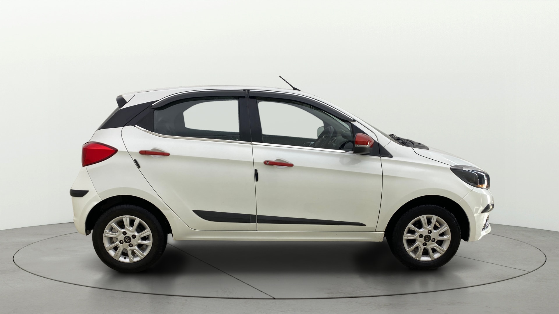 View 2017 Tata Tiago Revotorq XB Image 8 Used 2017 Tata Tiago Revotorq XB Image 8