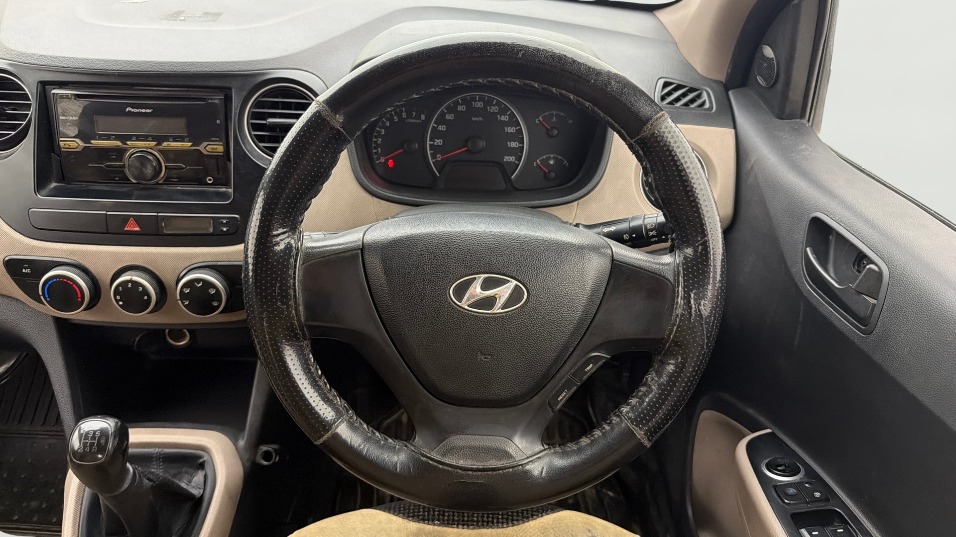 View 2015 Hyundai Grand i10 Magna 1.2 Kappa VTVT Image 12 Used 2015 Hyundai Grand i10 Magna 1.2 Kappa VTVT Image 12