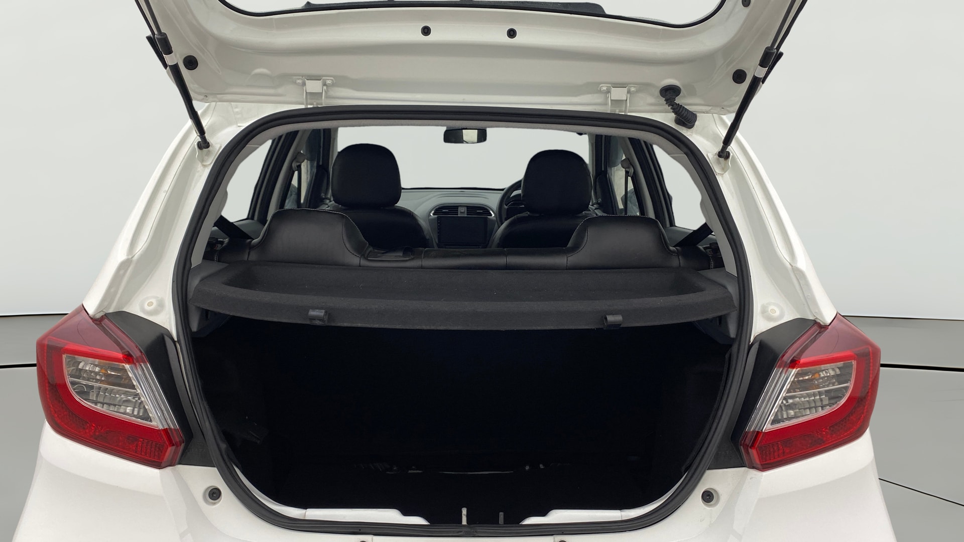 View 2025 Tata Tiago Revotorq XB Image 37 Used 2025 Tata Tiago Revotorq XB Image 37