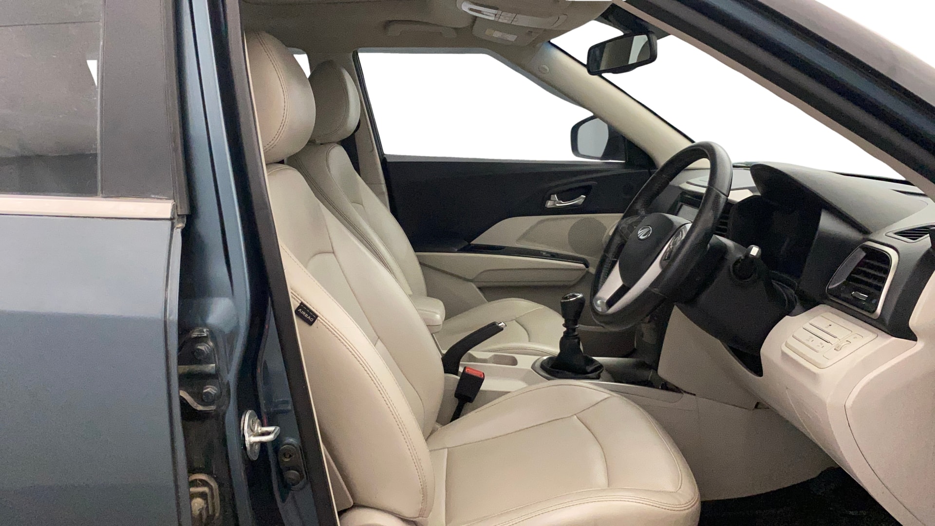View 2019 Mahindra XUV300 W4 Petrol BS IV Image 19 Used 2019 Mahindra XUV300 W4 Petrol BS IV Image 19