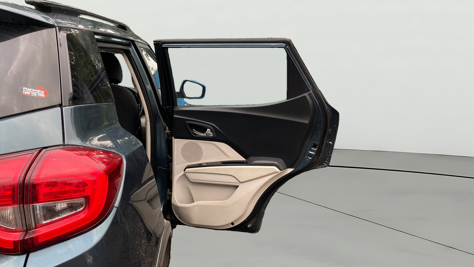 View 2019 Mahindra XUV300 W4 Petrol BS IV Image 7 Used 2019 Mahindra XUV300 W4 Petrol BS IV Image 7
