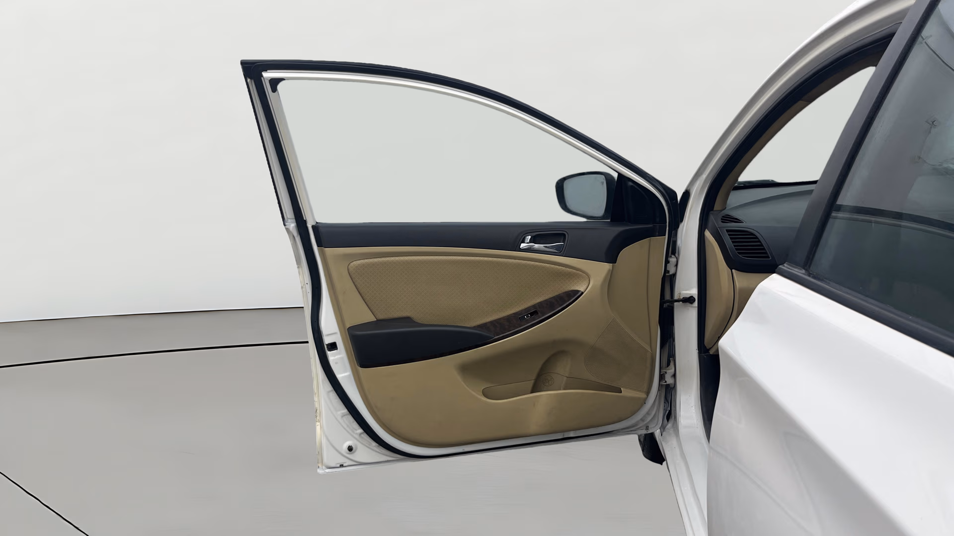 View 2014 Hyundai Fluidic Verna 1.6 CRDI SX AT Image 31 Used 2014 Hyundai Fluidic Verna 1.6 CRDI SX AT Image 31
