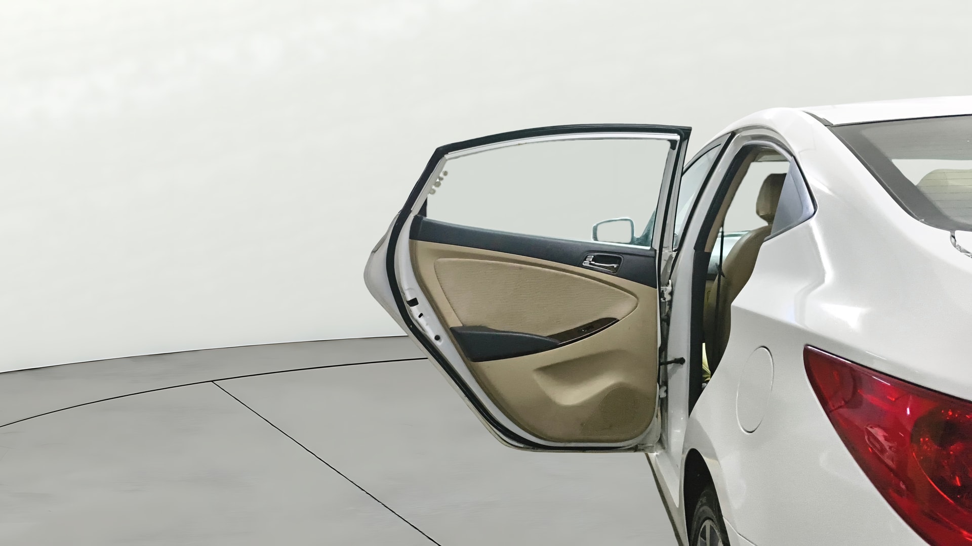 View 2014 Hyundai Fluidic Verna 1.6 CRDI SX Image 23 Used 2014 Hyundai Fluidic Verna 1.6 CRDI SX Image 23