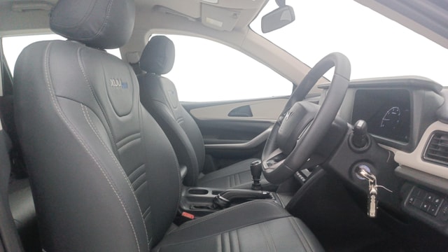 View Mahindra XUV700 Image 26 Used Mahindra XUV700 Image 26