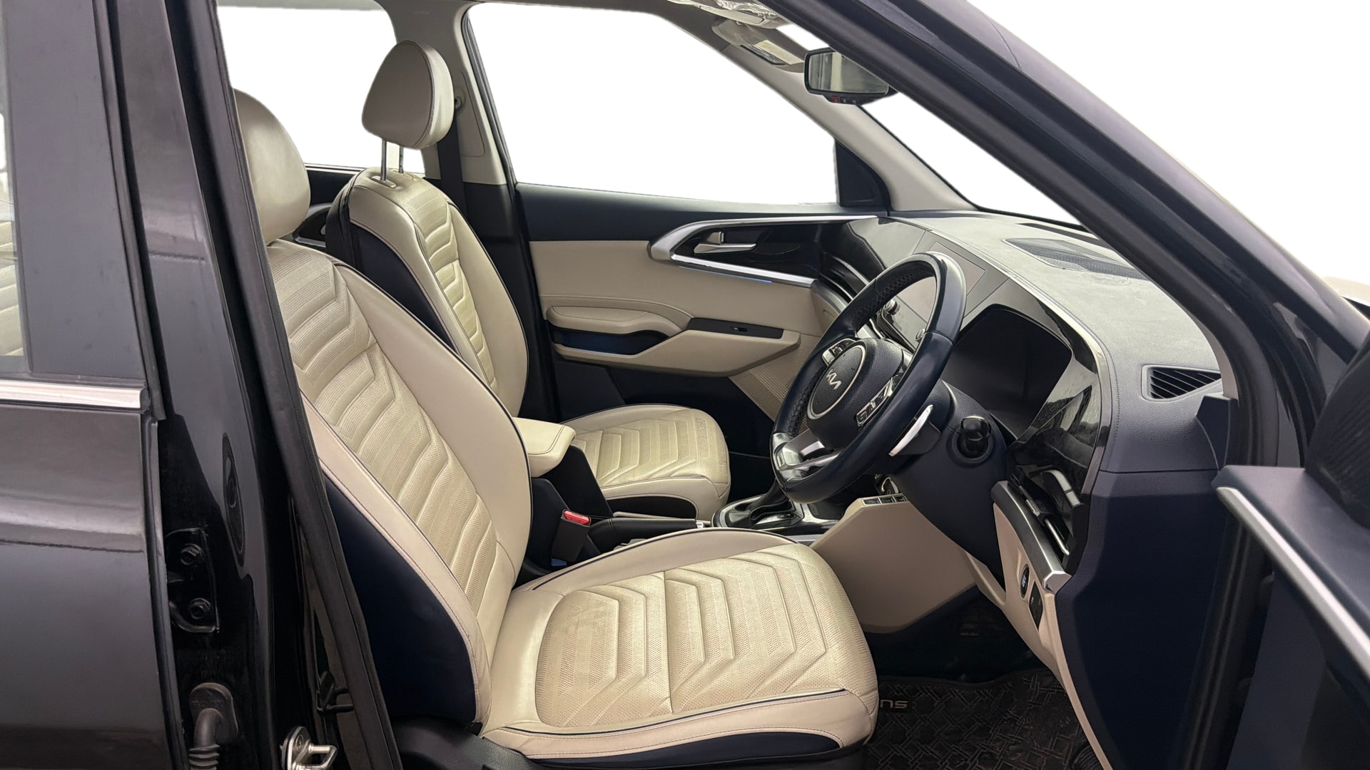 View 2022 Kia Carens Luxury Plus 1.5 AT Diesel 7 STR Image 18 Used 2022 Kia Carens Luxury Plus 1.5 AT Diesel 7 STR Image 18