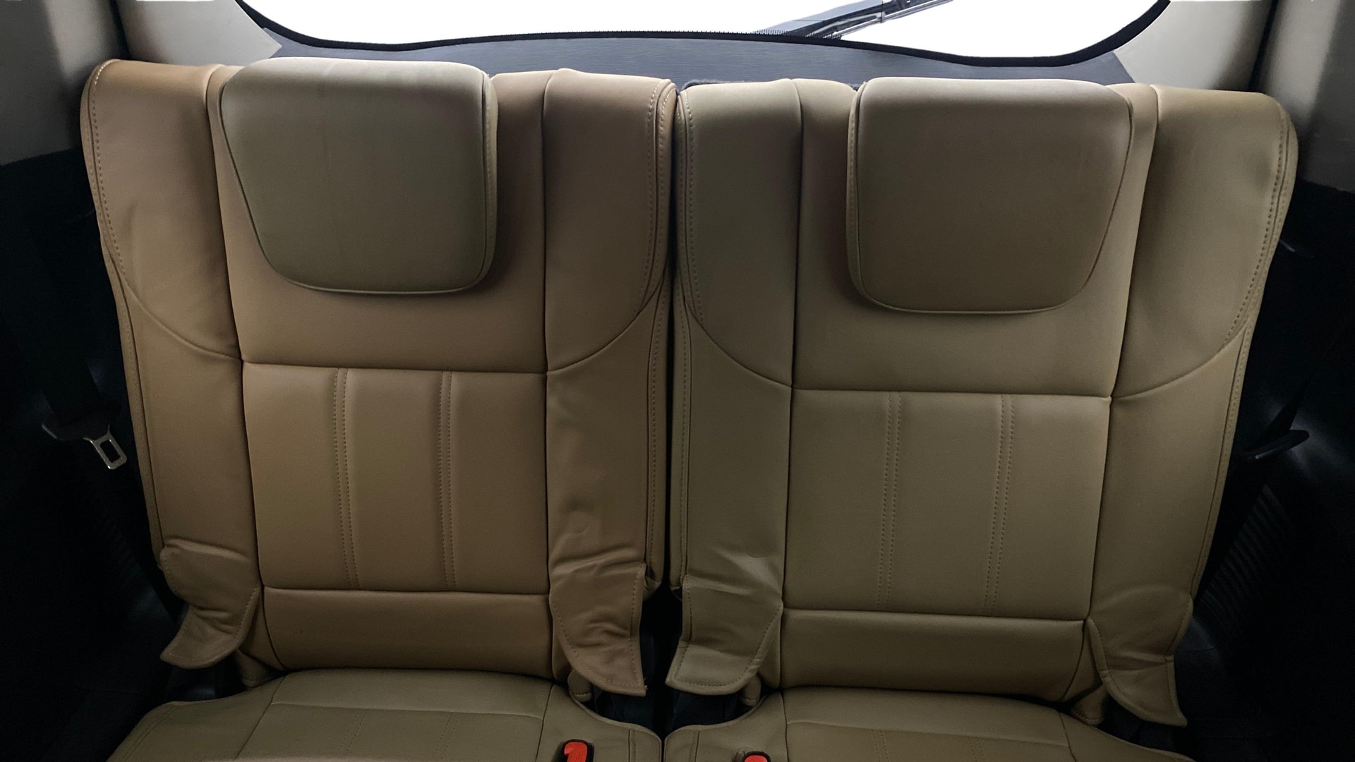 View 2021 Mahindra XUV500 W11 Image 10 Used 2021 Mahindra XUV500 W11 Image 10