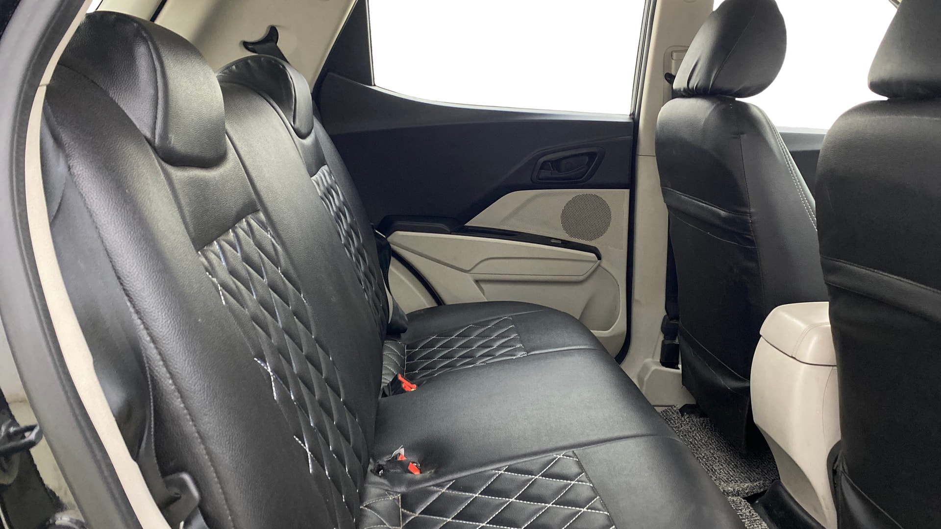 View 2023 Mahindra XUV300 W4 Petrol BS IV Image 35 Used 2023 Mahindra XUV300 W4 Petrol BS IV Image 35