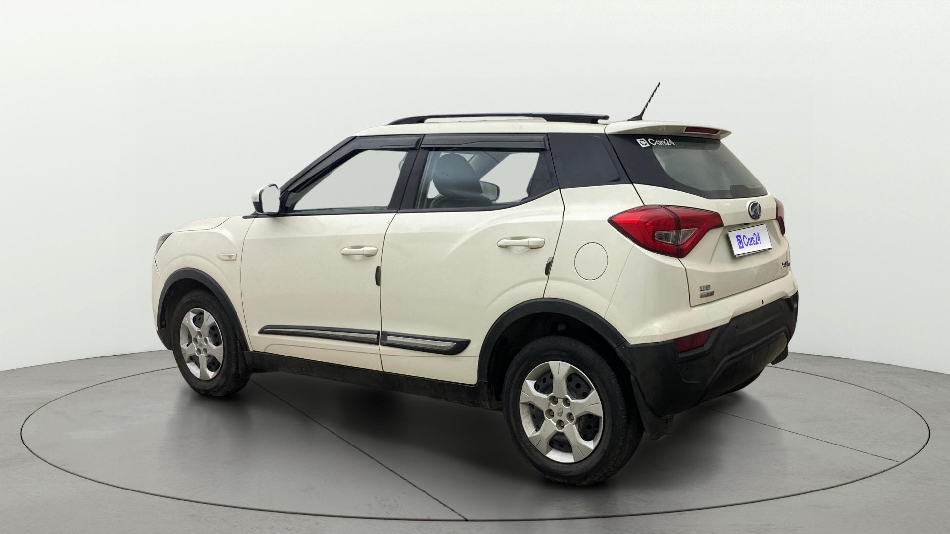 View 2021 Mahindra XUV300 W4 Petrol BS IV Image 2 Used 2021 Mahindra XUV300 W4 Petrol BS IV Image 2