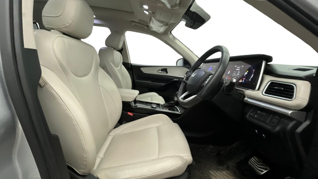 View Mahindra XUV700 Image 19 Used Mahindra XUV700 Image 19