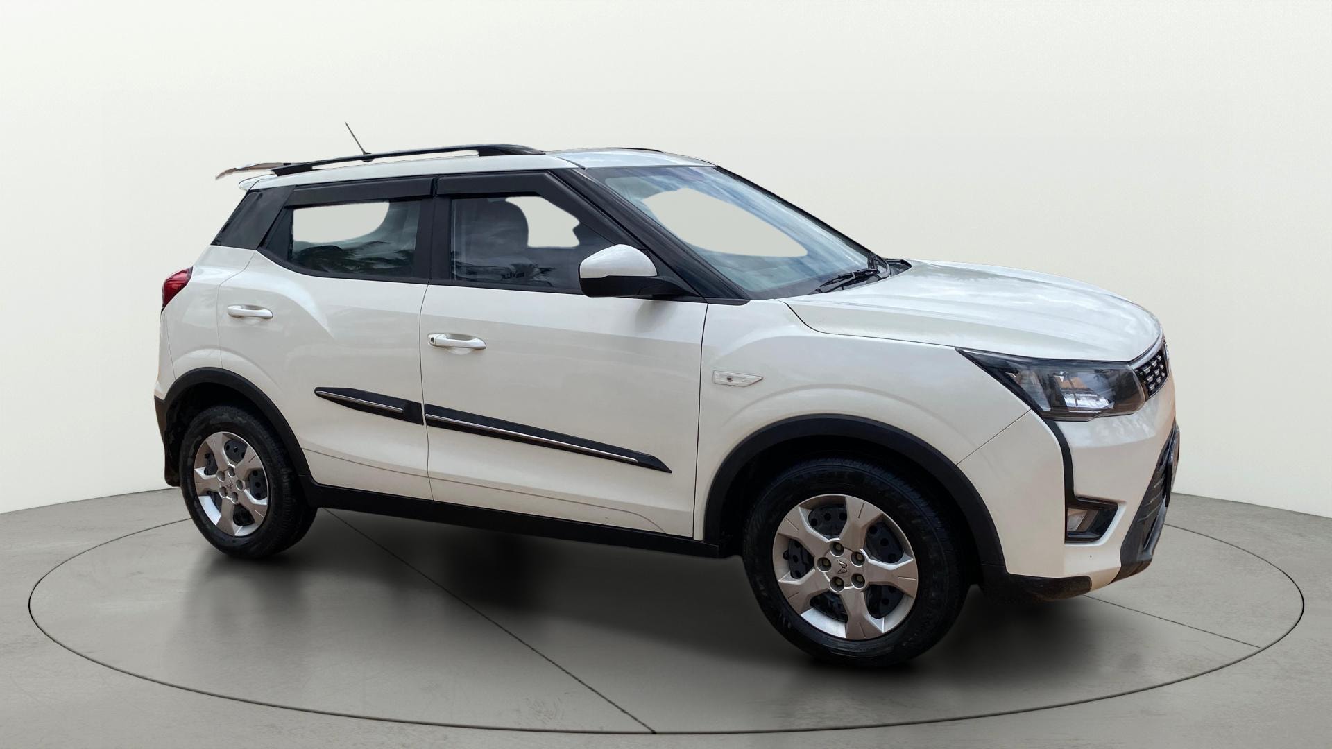 View 2023 Mahindra XUV300 W4 Petrol BS IV Image 21 Used 2023 Mahindra XUV300 W4 Petrol BS IV Image 21