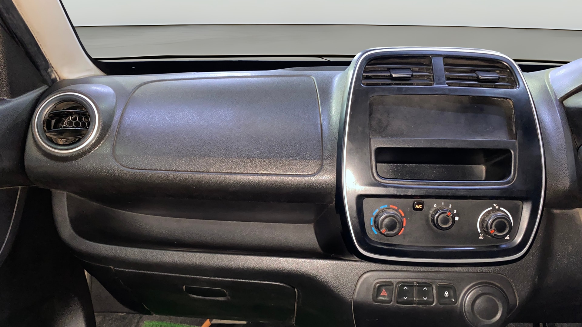 View 2018 Renault Kwid RXL Image 34 Used 2018 Renault Kwid RXL Image 34