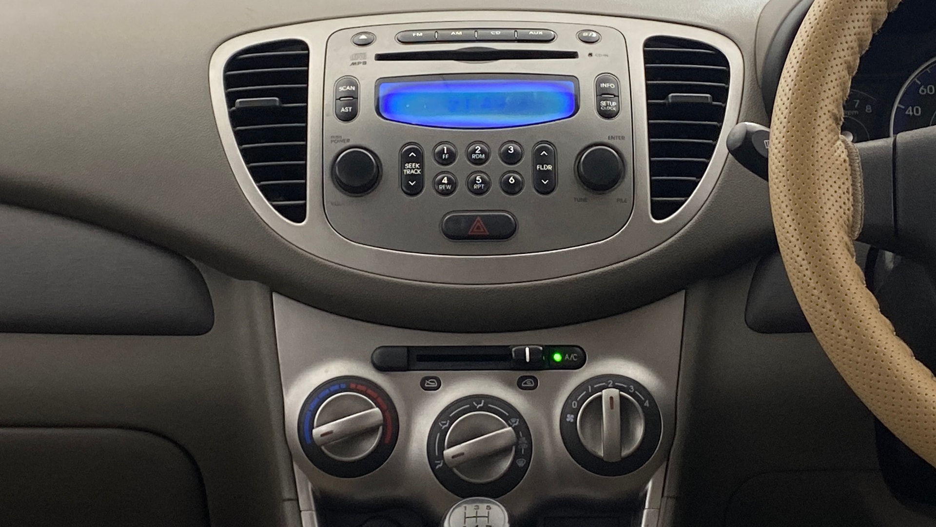 View 2014 Hyundai i10 1.2 Asta MT Image 17 Used 2014 Hyundai i10 1.2 Asta MT Image 17