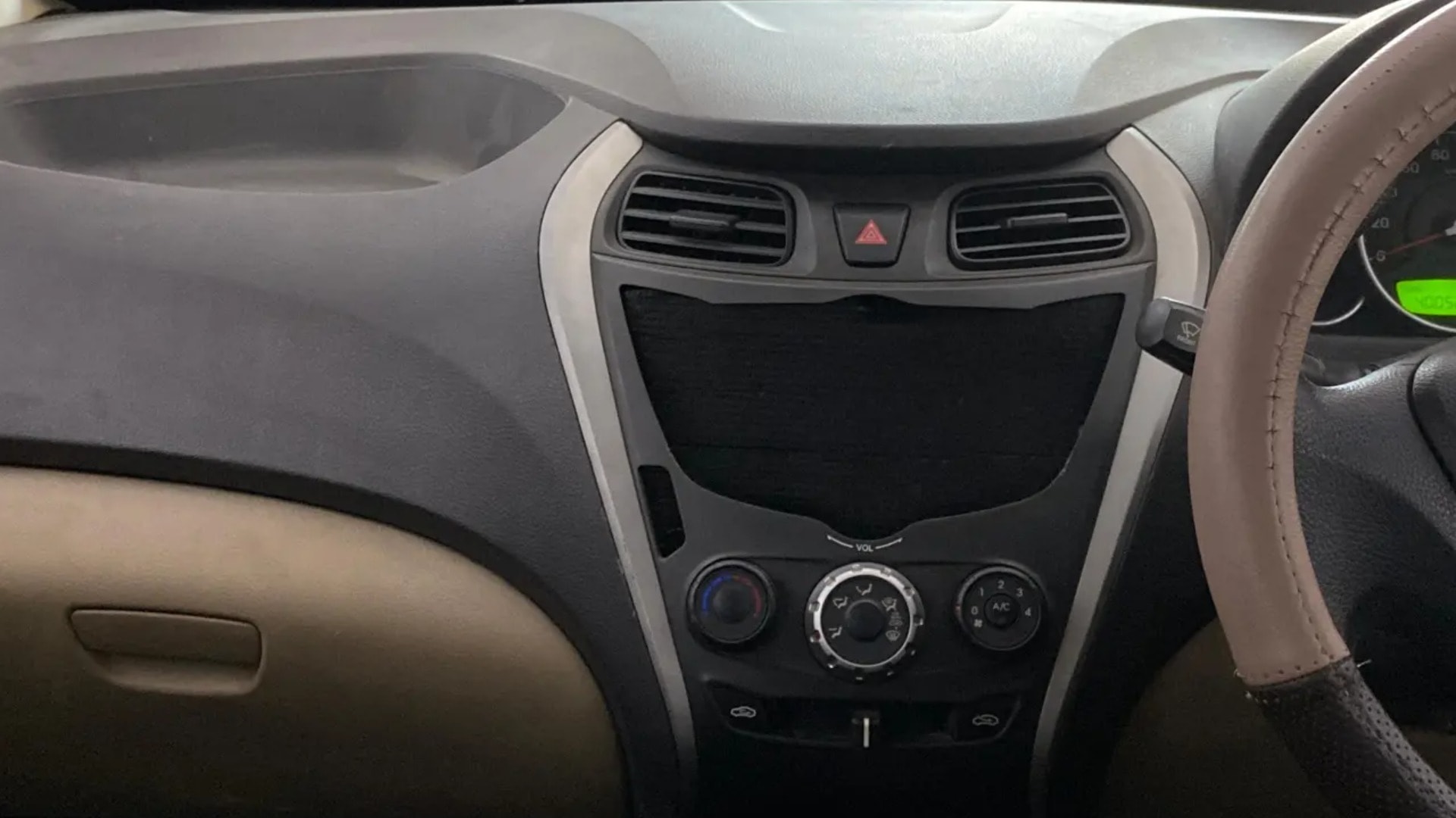 View 2013 Hyundai EON Magna Plus Image 17 Used 2013 Hyundai EON Magna Plus Image 17