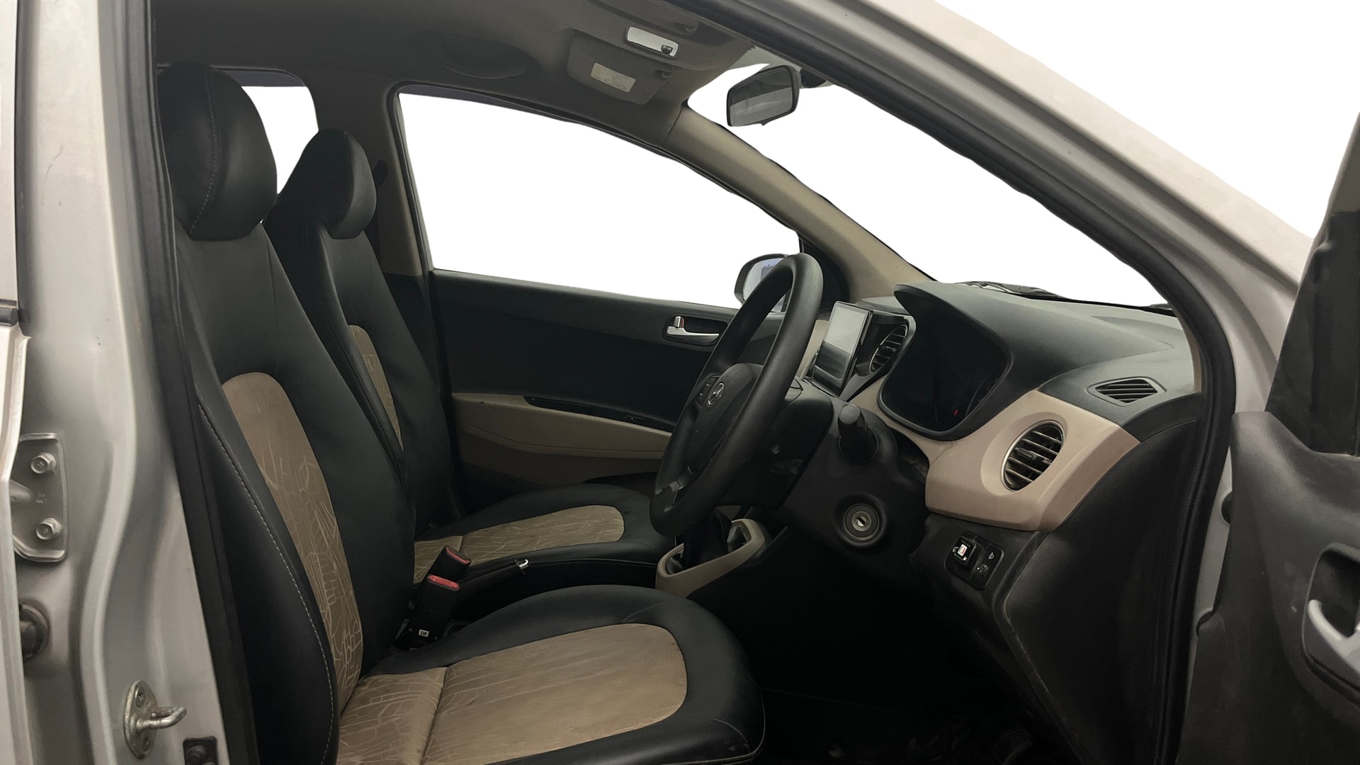 View 2017 Hyundai Grand i10 Sportz 1.2 Kappa Image 16 Used 2017 Hyundai Grand i10 Sportz 1.2 Kappa Image 16