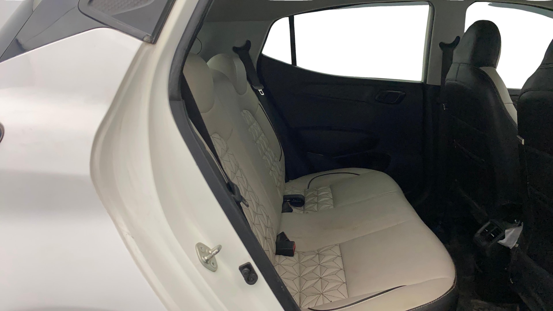 View 2023 Hyundai Grand i10 Nios Sportz Petrol Dual Tone Image 30 Used 2023 Hyundai Grand i10 Nios Sportz Petrol Dual Tone Image 30