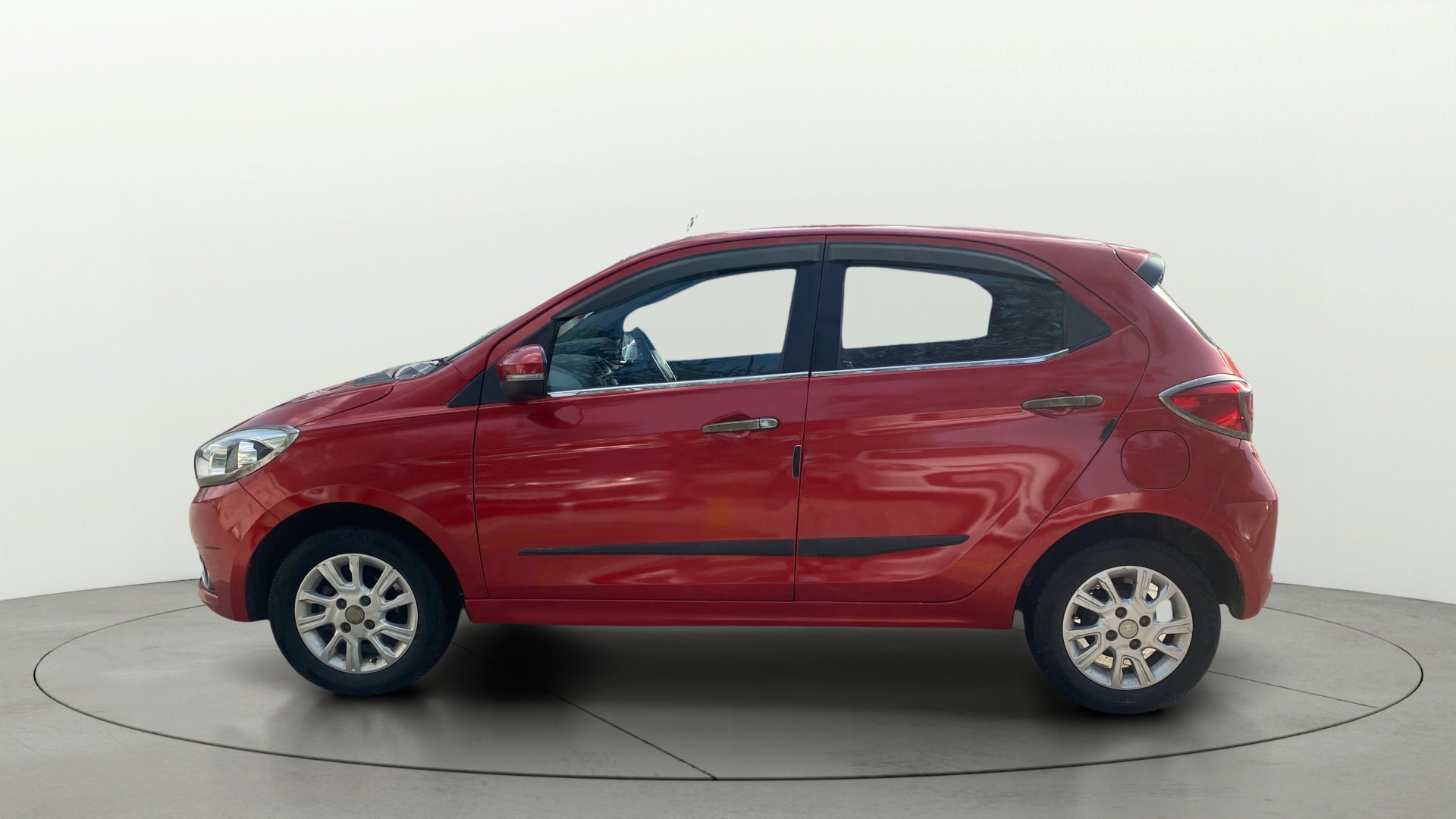 View 2018 Tata Tiago Revotorq XB Image 5 Used 2018 Tata Tiago Revotorq XB Image 5