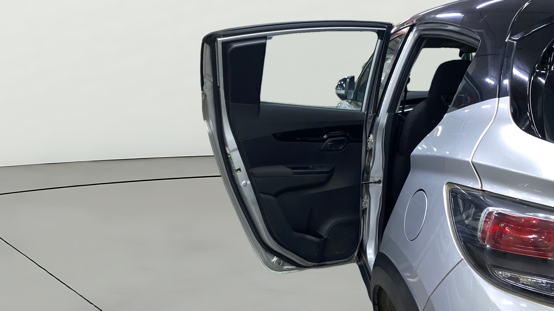 View 2018 Mahindra KUV100 K2 Petrol BS IV Image 14 Used 2018 Mahindra KUV100 K2 Petrol BS IV Image 14