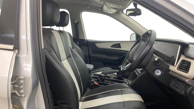 View Mahindra XUV700 Image 27 Used Mahindra XUV700 Image 27